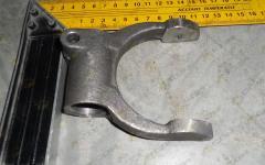 Вилка выжимного подшипника под короткую муфту  HOWO евро-3  КПП HW18709 199100230024