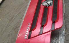 Решетка радиатора пластиковая красная HOWO WG1642111010