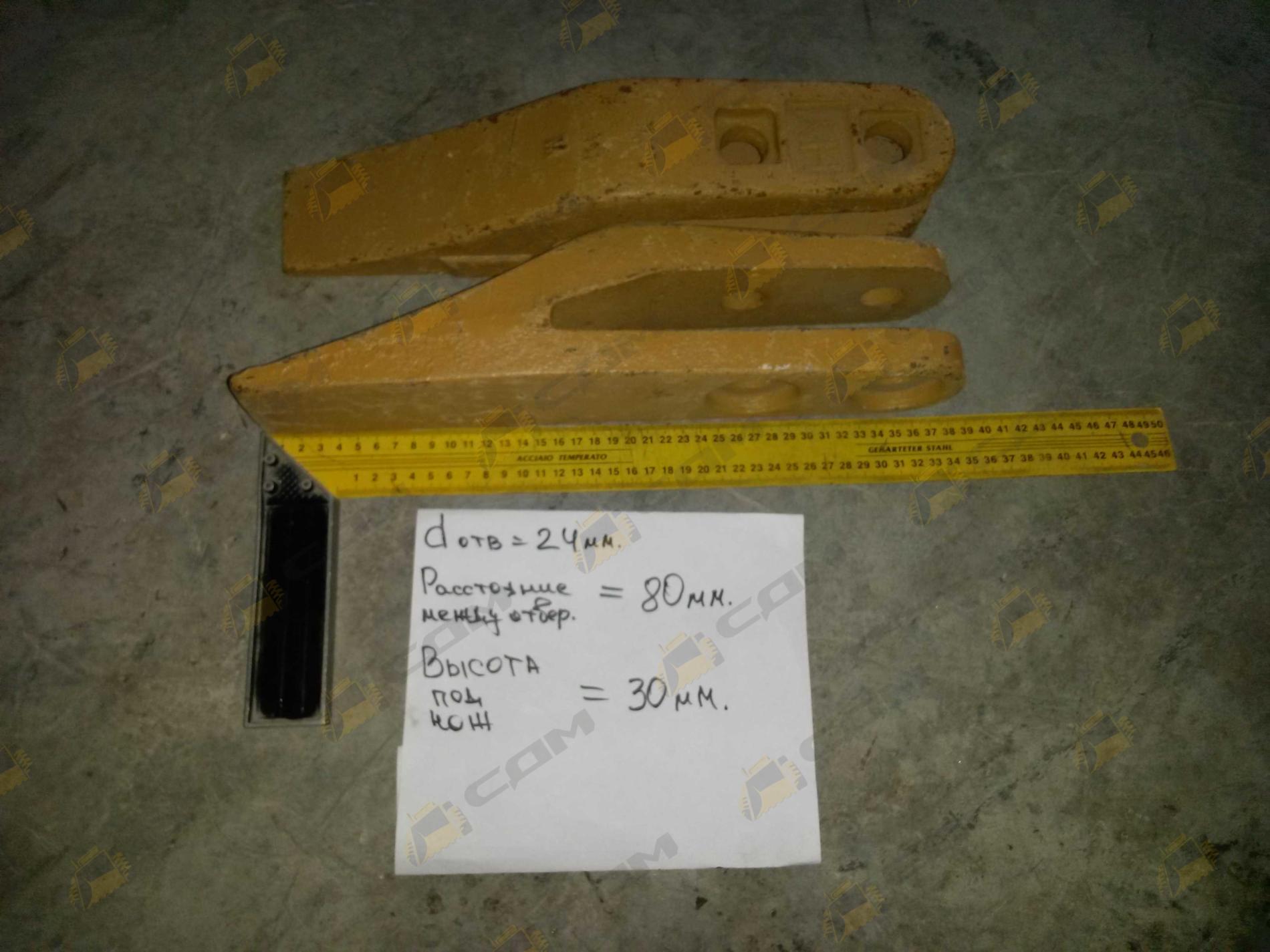 Зуб ковша погрузчика CDM855 (центральный) болтовое крепление 511101D 30871101408