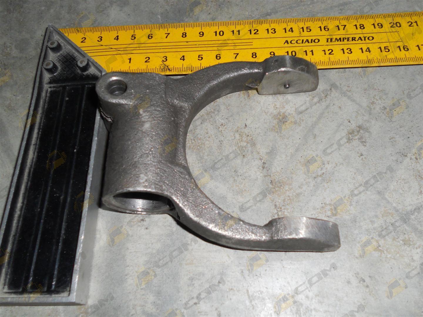 Вилка выжимного подшипника под короткую муфту HOWO евро-3 КПП HW18709 199100230024