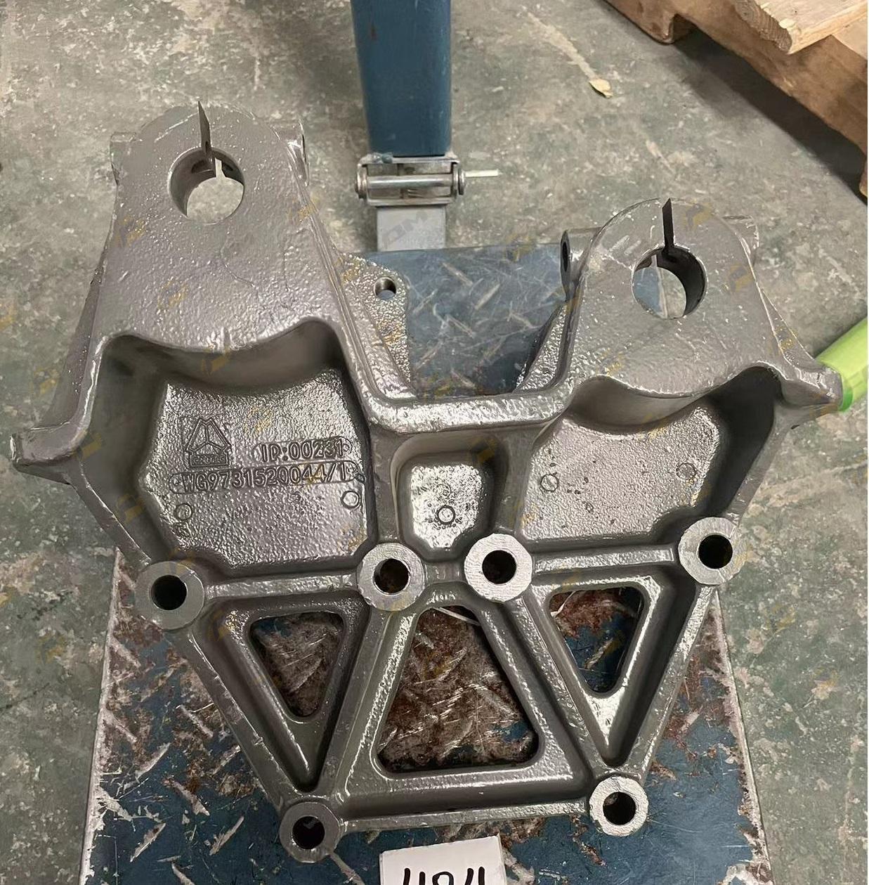 Кронштейн передней рессоры левый HOWO T5G SITRAK WG9731520044