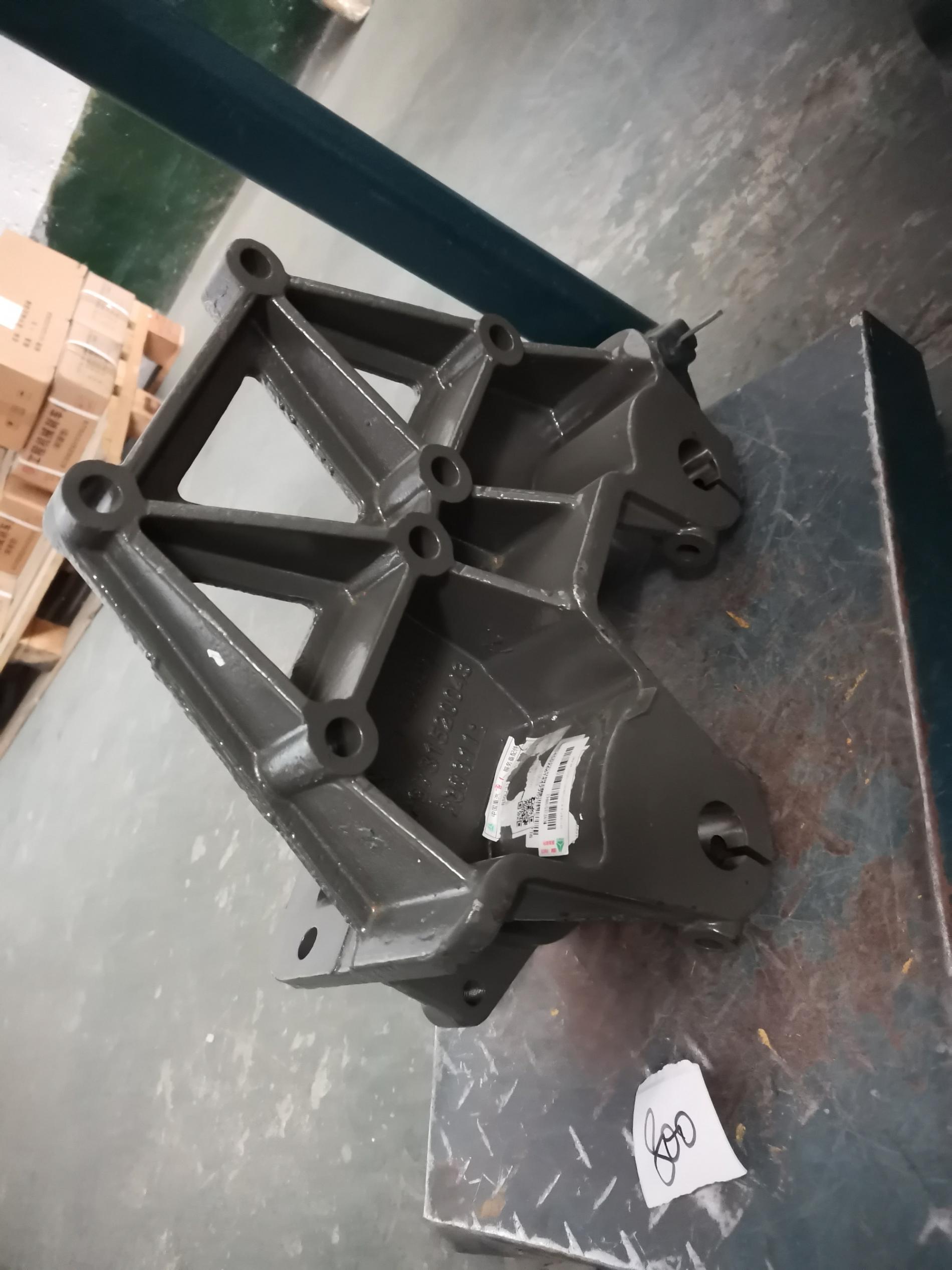 Кронштейн передней рессоры правый HOWO T5G SITRAK WG9731520043