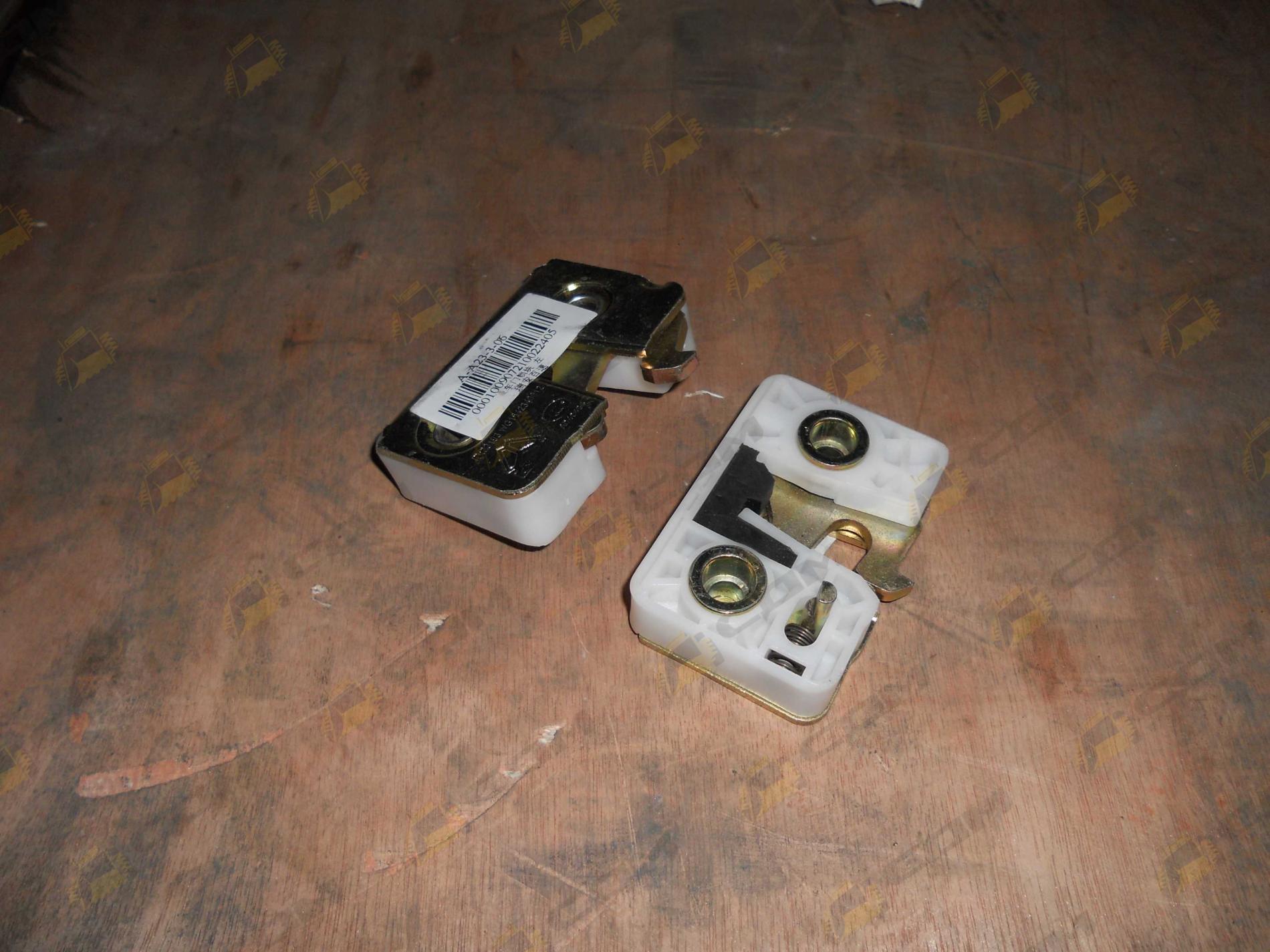 Защелка замка двери правая HOWO WG1642340013