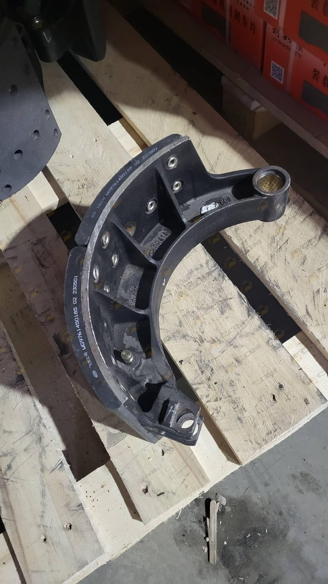 Колодка тормозная задняя в сборе с накладками левая мост MCP16 HOWO AZ7117451220