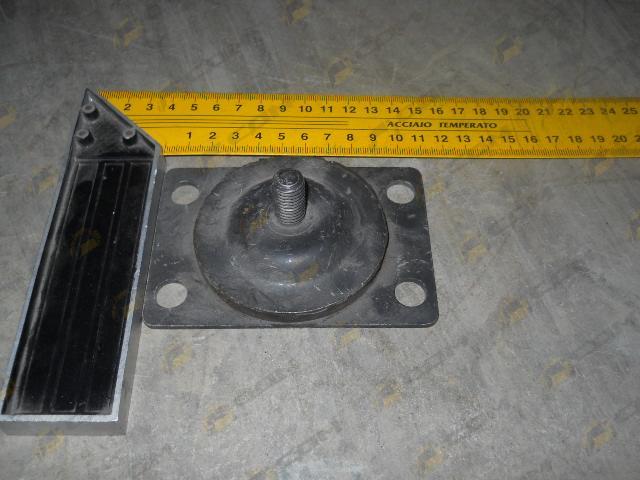 Кронштейн крепления пружины пневмоамортизатора кабины верхний HOWO AZ1642430030