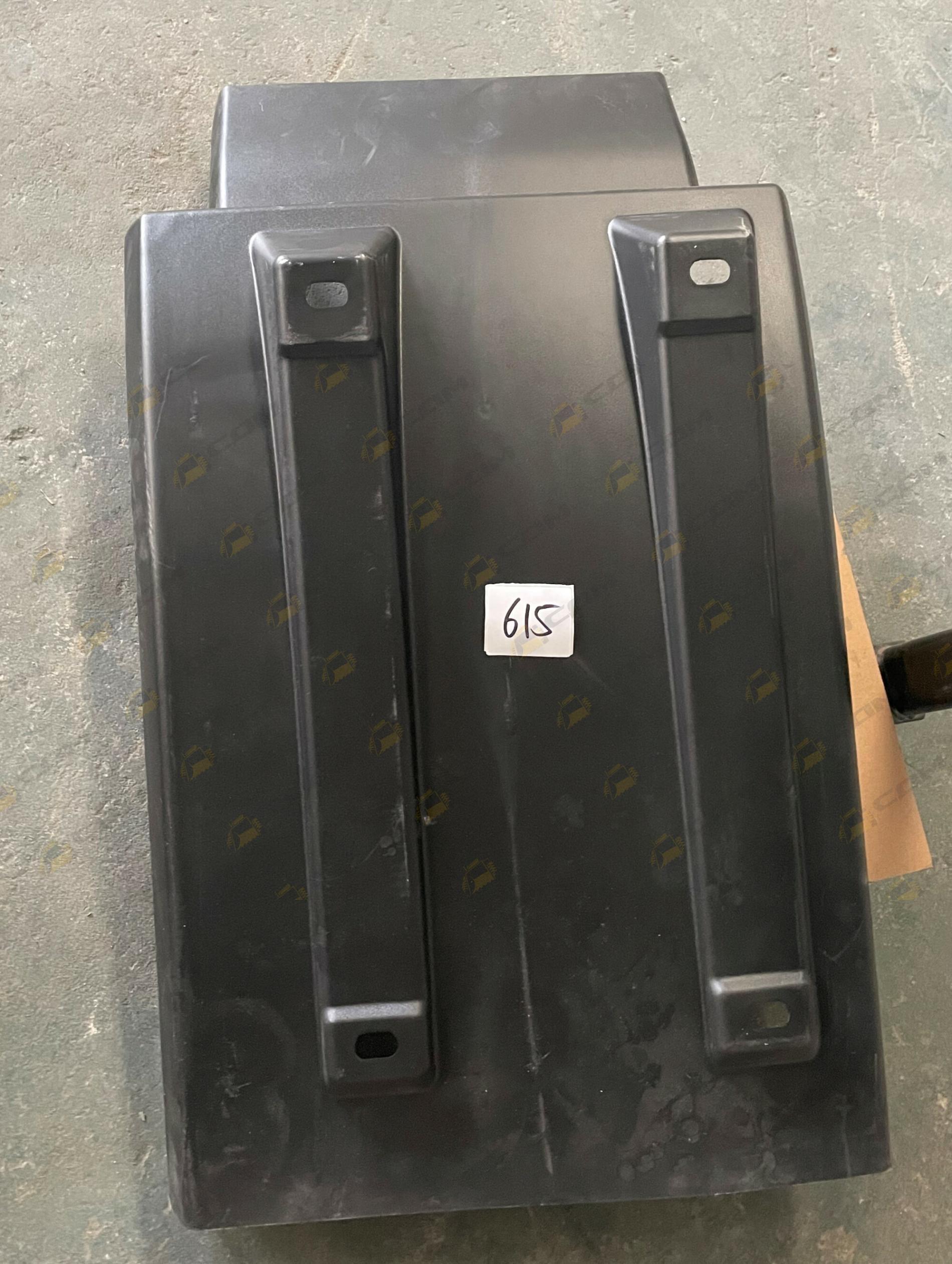 Крыло кабины заднее левое брызговик черное HOWO WG1642230103