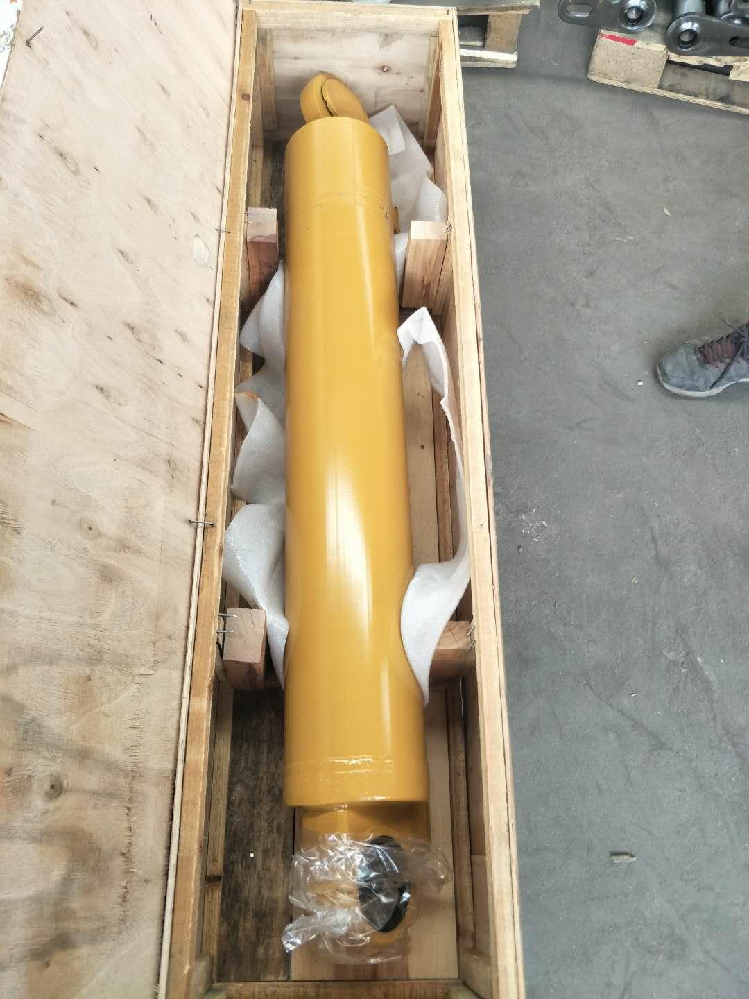 Цилиндр подъема стрелы D штока 80 мм CDM853 LG853.07.02