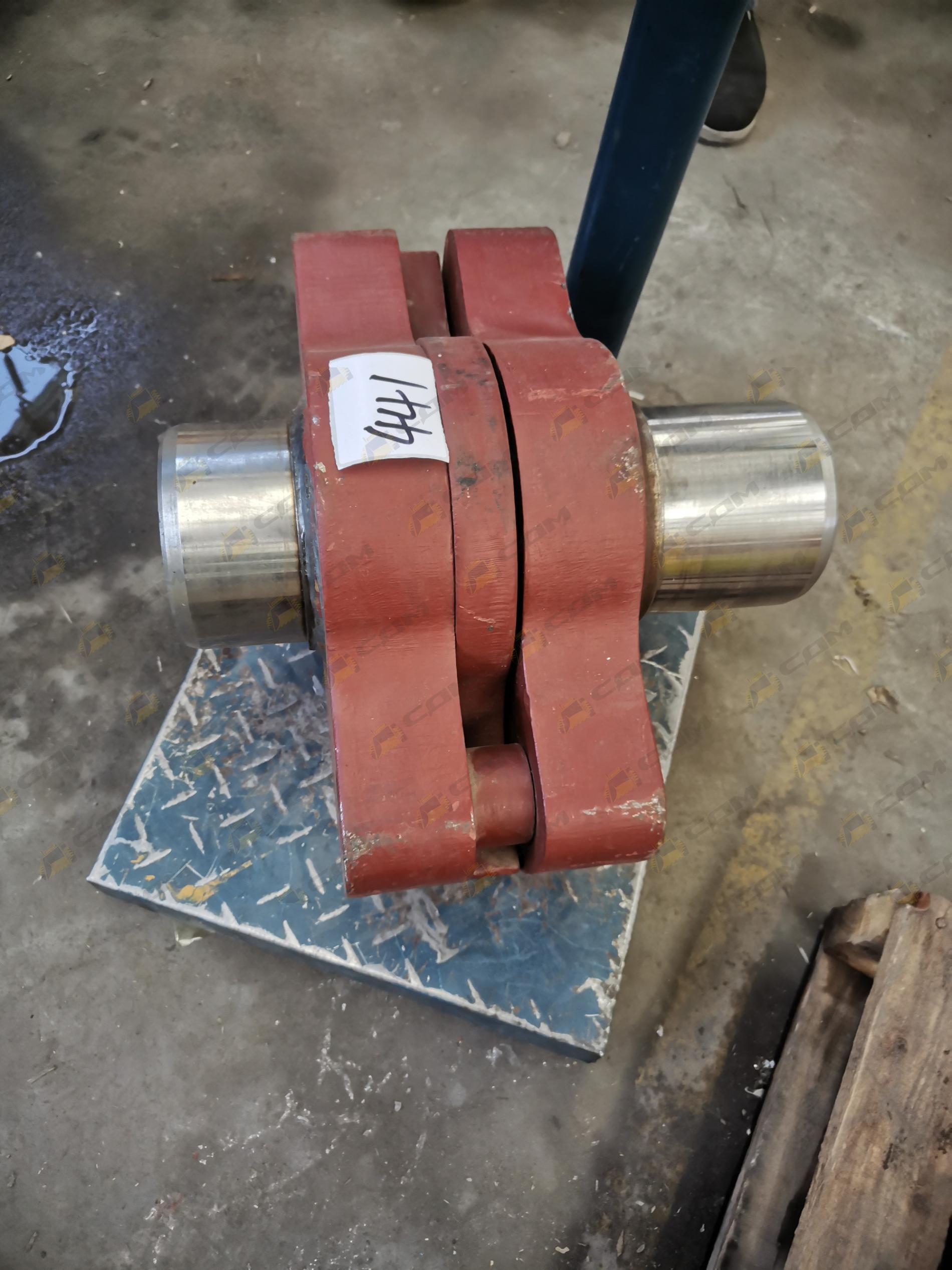 Вал вибратора в сборе левый CDM520A6 LG520.30.01.04