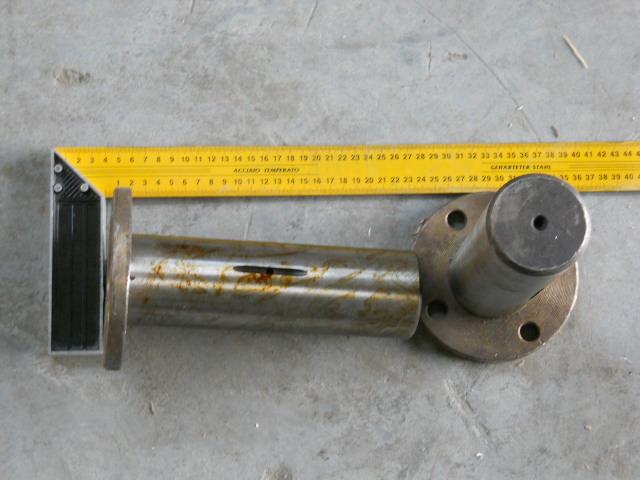 Палец ковша нижний D=65 L=210 круглый фланец CDM833 LG833.11.07/LG50D.11.07(511004-005)