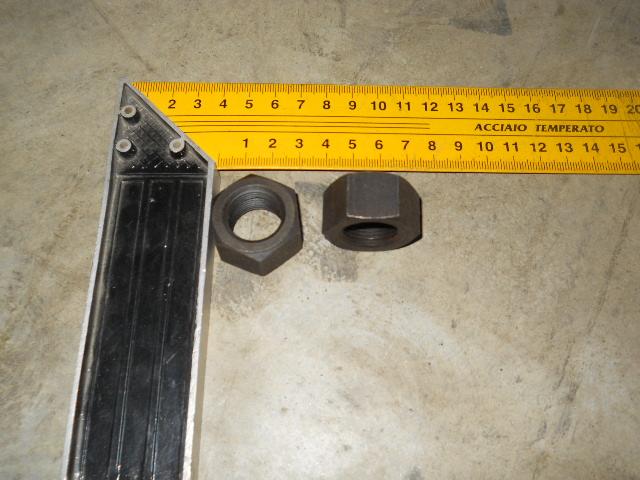 Гайка стремянки задней HOWO (90003888749)